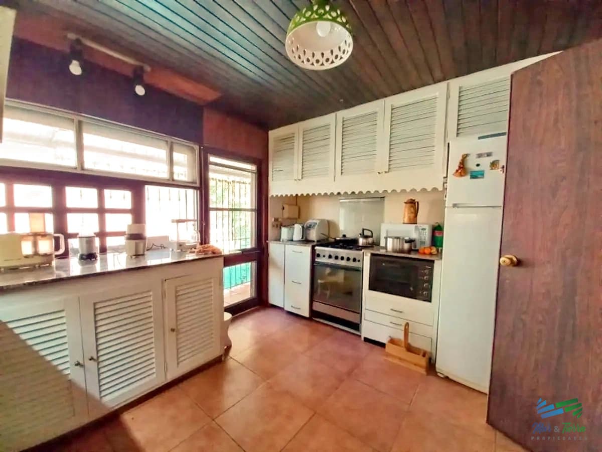 Casa de 6 dormitorios con piscina en venta en Pinares, Punta del Este.