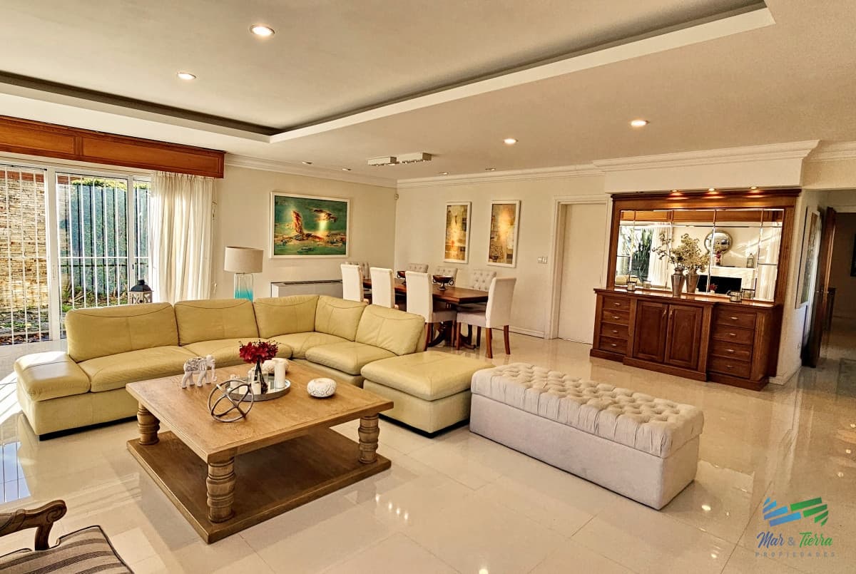 En venta casa de 5 dormitorios con piscina en playa mansa, Punta del Este