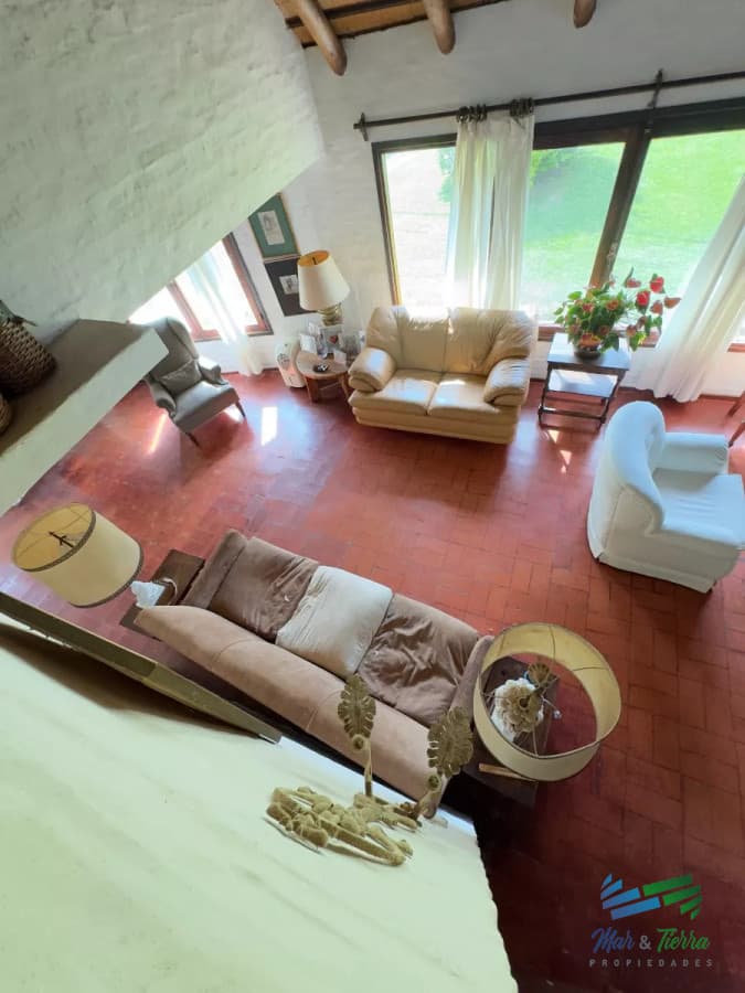 En venta cabaña con gran terreno, piscina y cancha de paddle en Pinares, Punta del Este