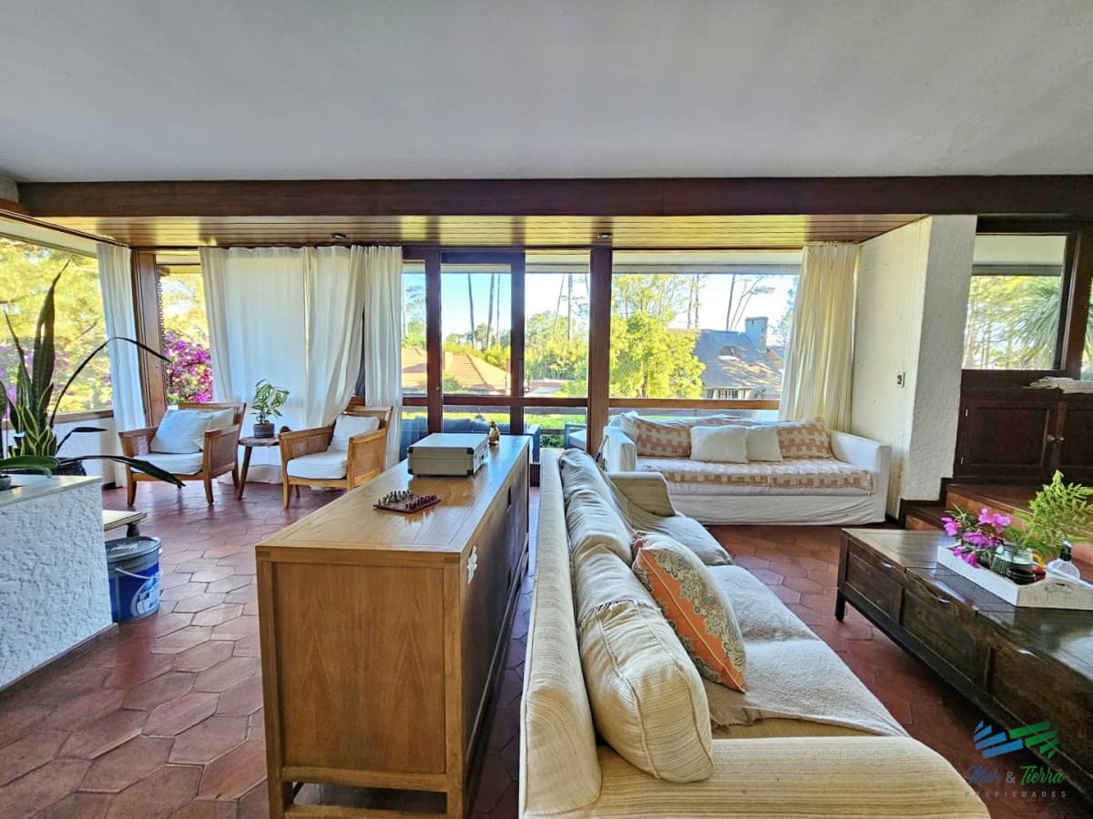 Disponible en Alquiler de temporada: Casa con parrillero, piscina y cancha a pasos de la playa mansa! Punta del este.