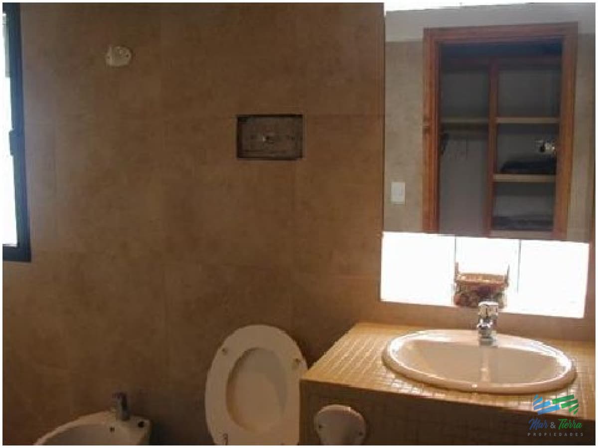 Muy linda casa ubicada a 150 metros del mar, con muy buenas vistas.