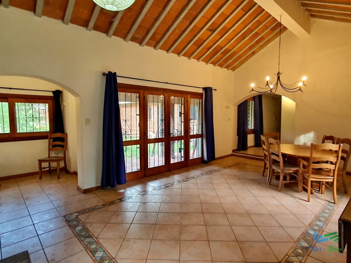 Se alquila anual casa 3 dormitorios con gran terreno en Cantegril, Punta del Este.