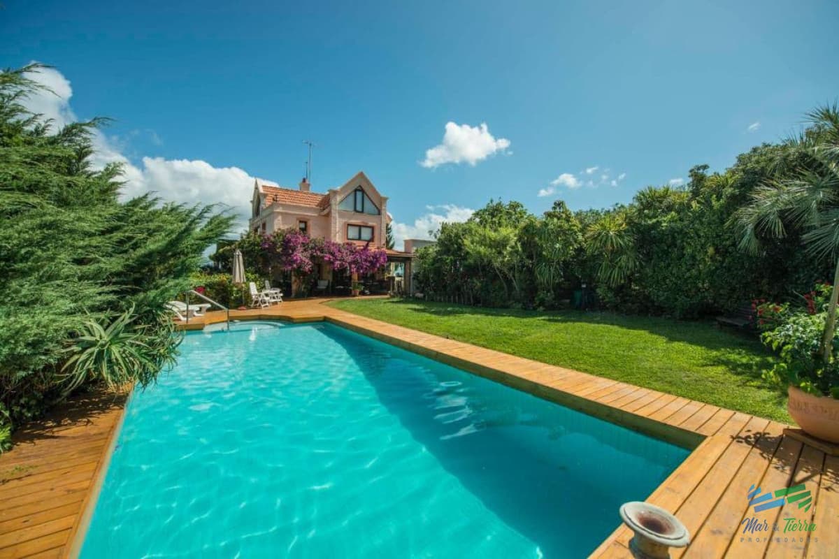 Venta de casa de 6 dormitorios en Playa Mansa Punta del Este Piedras del Chileno Punta Ballena