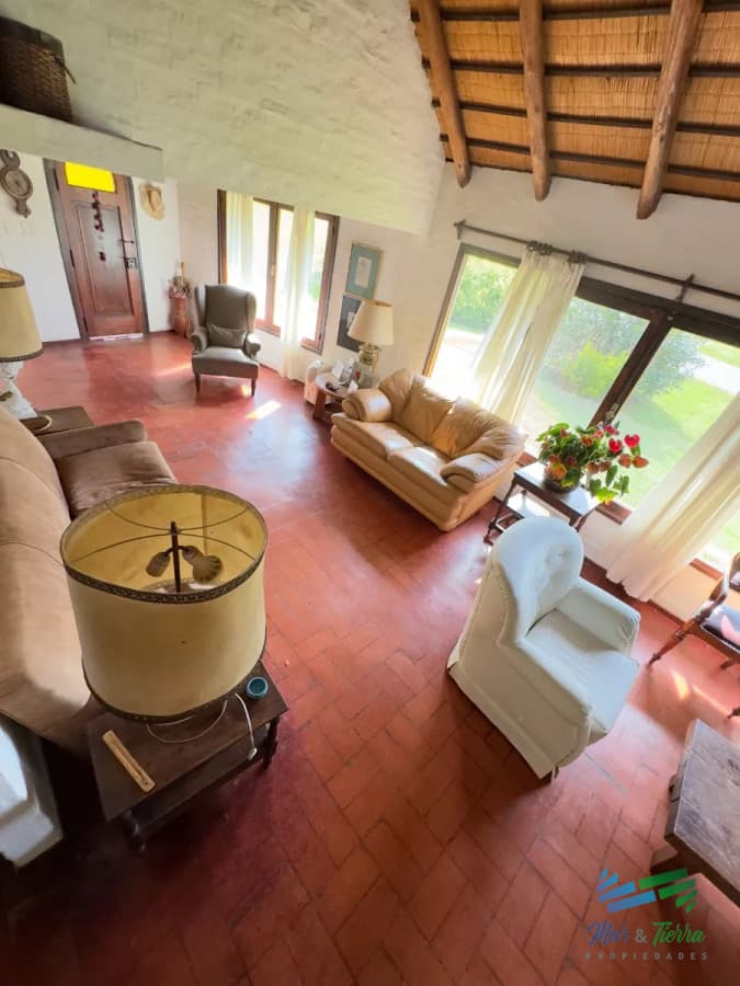 En venta cabaña con gran terreno, piscina y cancha de paddle en Pinares, Punta del Este