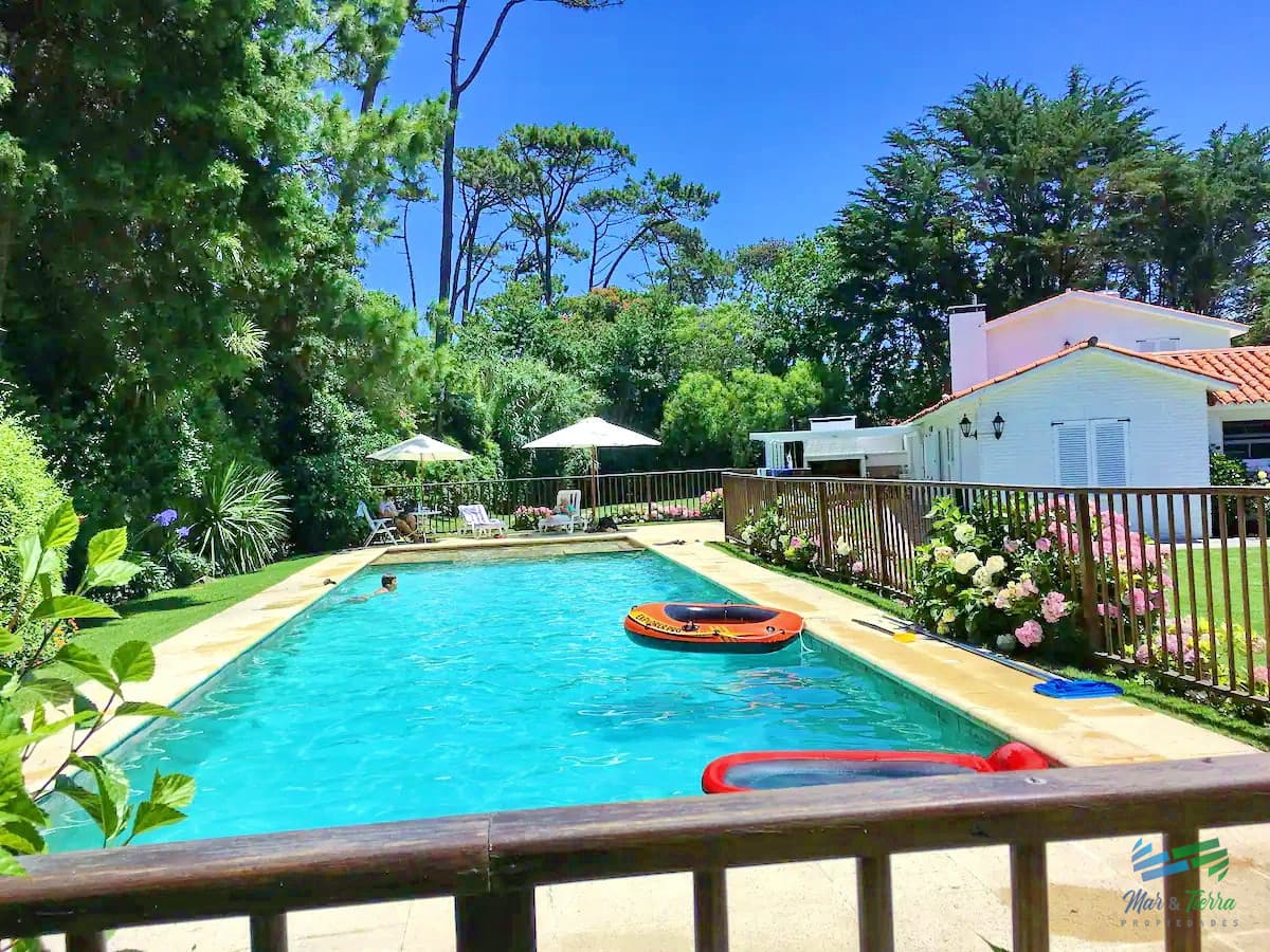 En venta casa 6 dormitorios con gran terreno y piscina, en la brava, Punta del Este