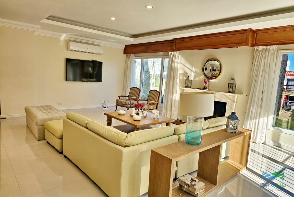 En venta casa de 5 dormitorios con piscina en playa mansa, Punta del Este