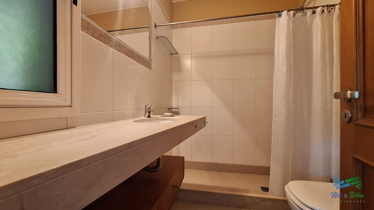 CHALET DISPONIBLE ALQUILER DE TEMPORADA, MODERNO DE 4 DORMITORIOS, PISCINA. PUNTA DEL ESTE