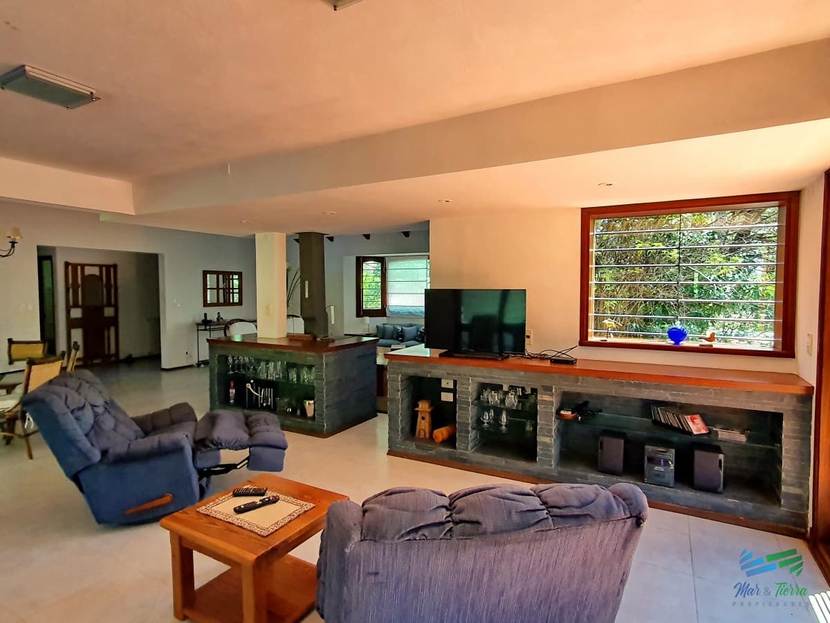 Vendo casa 4 dormitorios, terreno 3.000 m2, piscina, en Brava, Punta del Este