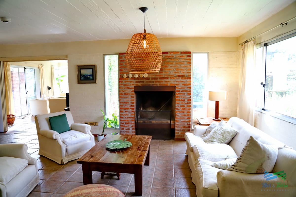 En venta casa 4 dormitorios, con piscina climatizada en Pinares, Punta del Este