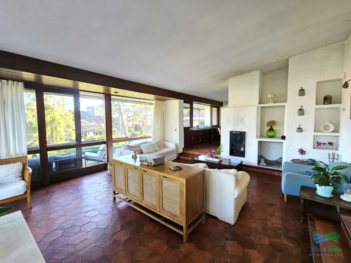 Disponible en Alquiler de temporada: Casa con parrillero, piscina y cancha a pasos de la playa mansa! Punta del este.