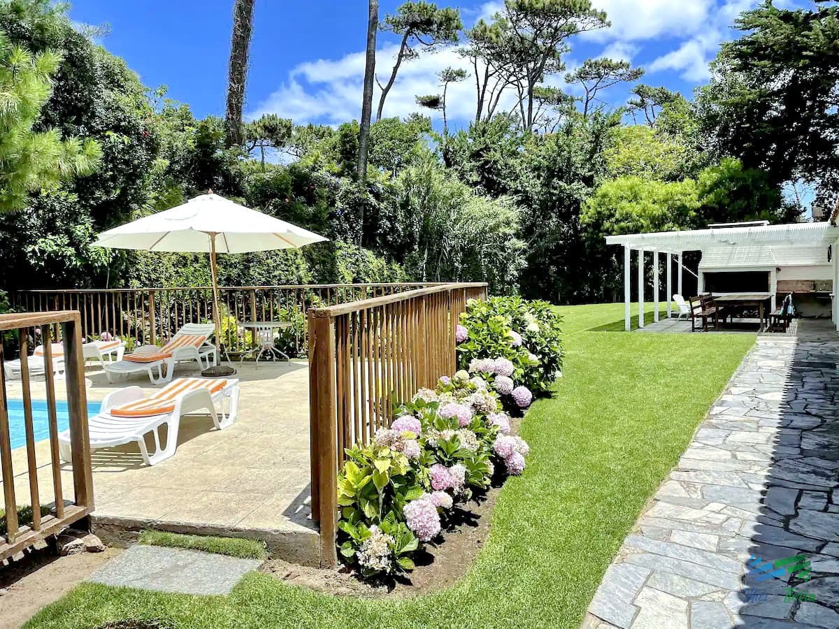 En venta casa 6 dormitorios con gran terreno y piscina, en la brava, Punta del Este