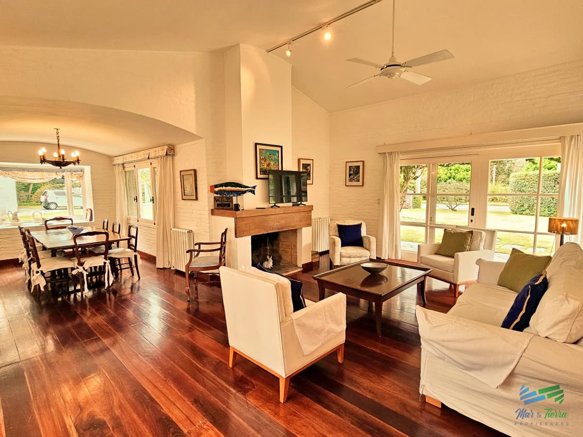 En venta casa 6 dormitorios con gran terreno y piscina, en la brava, Punta del Este