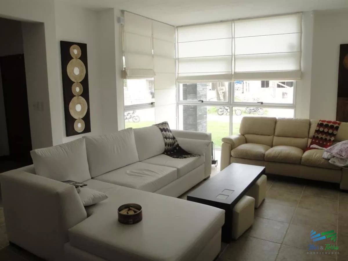En alquiler casa 5 dormitorios con piscina en Rincon del Indio, playa brava, Punta del Este.