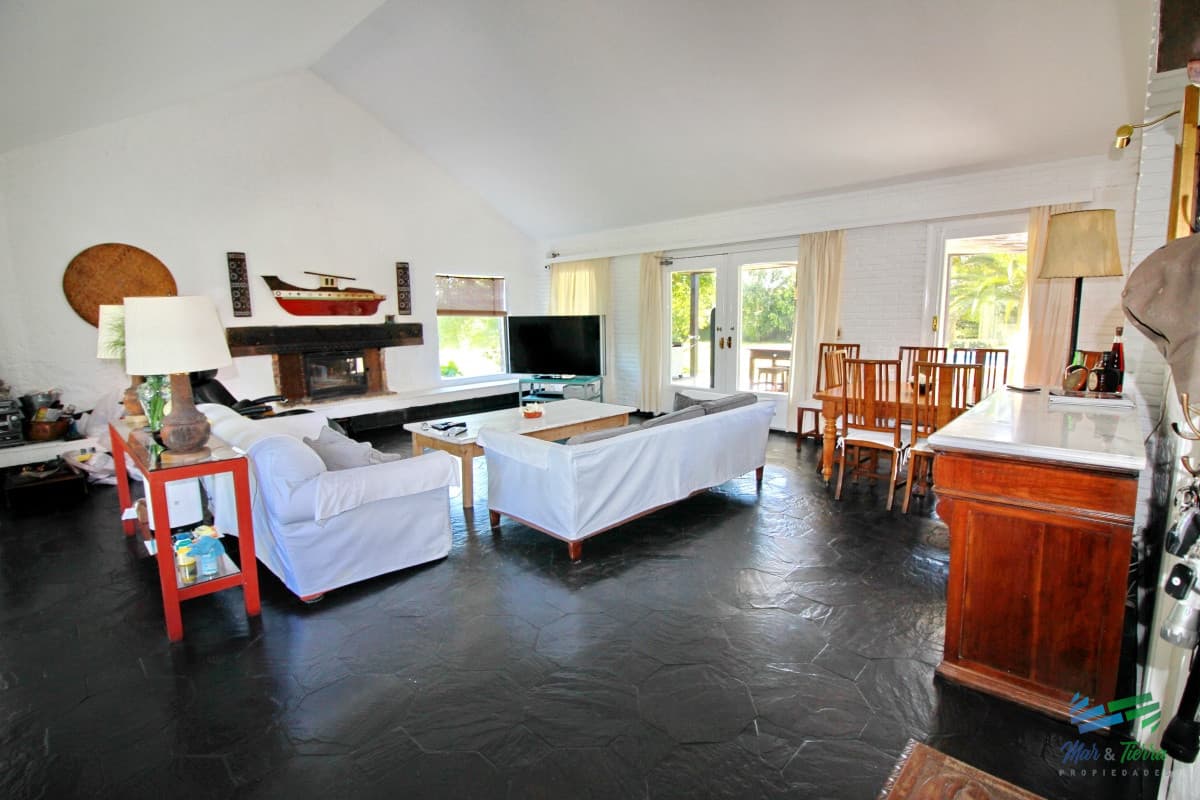 En alquiler!!  Hermosa casa en alquiler zona Pinares, cuenta con piscina y gran jardin.