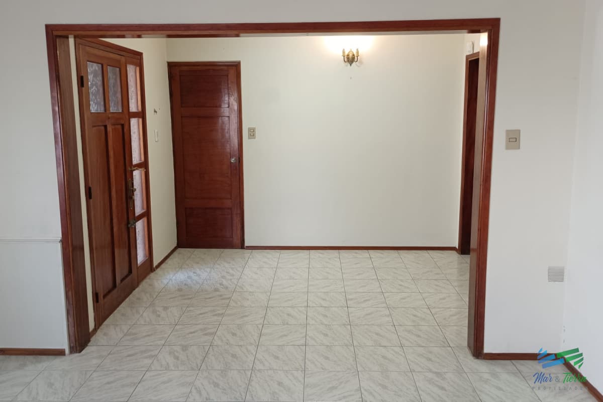 SE VENDE CASA EN EL CENTRO DE MINAS, CONSTRUCCIÓN TRADICIONAL, AMPLIA Y LUMINOSA.