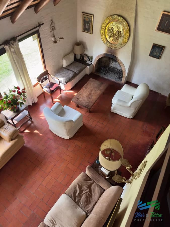 En venta cabaña con gran terreno, piscina y cancha de paddle en Pinares, Punta del Este