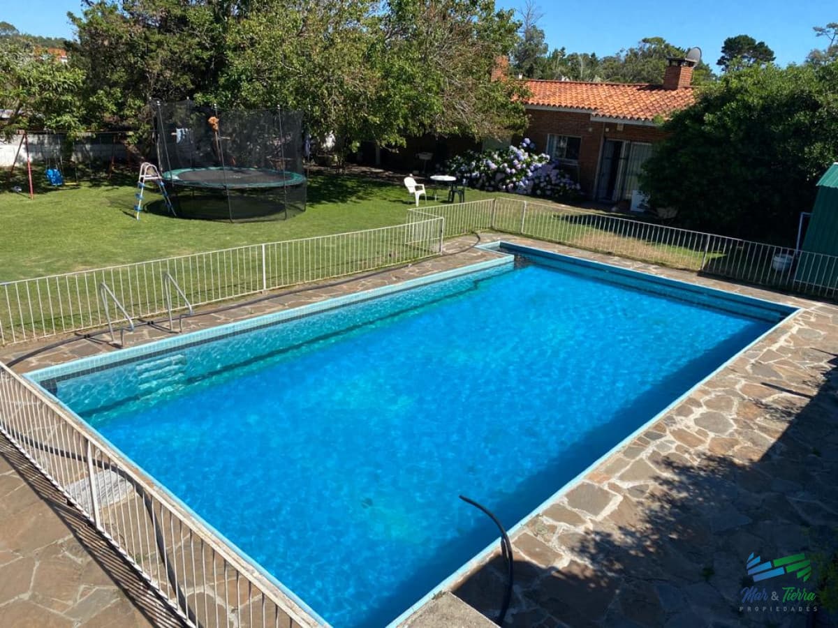 En venta.. casa en uno de los barrios más lindos para vivir todo el año.. a 100 ms del mar.