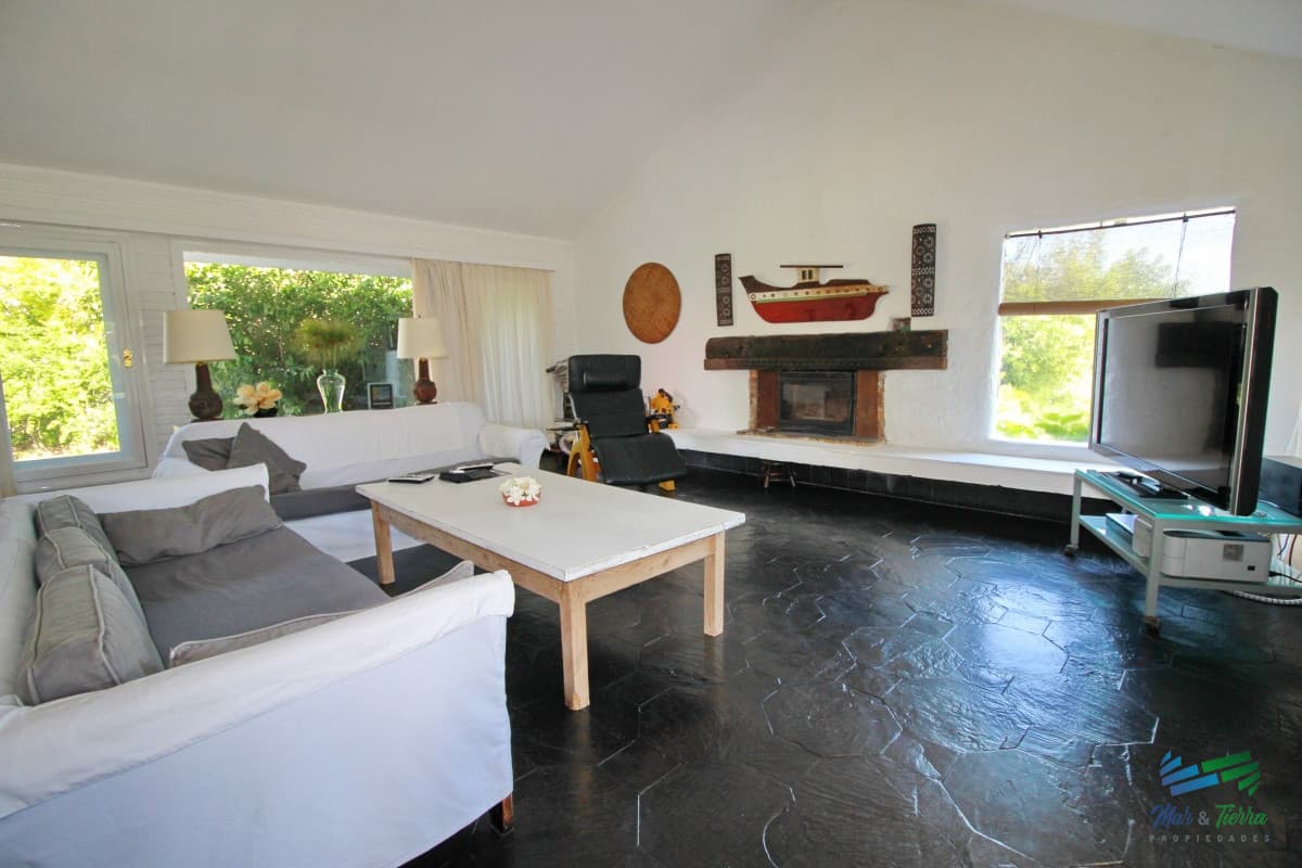 En alquiler!!  Hermosa casa en alquiler zona Pinares, cuenta con piscina y gran jardin.