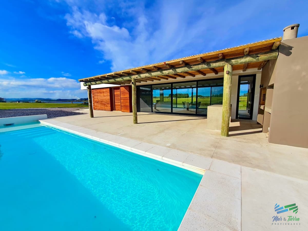 Vendo casa a estrenar, 3 dormitorios en suite, piscina, en barrio privado Laguna de los Cisnes, Laguna del Sauce, Punta del Este