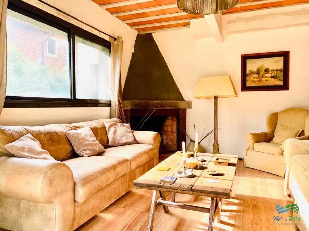 Cómoda casa, muy bien ubicada, ideal para vivir todo el año, zona de colegios