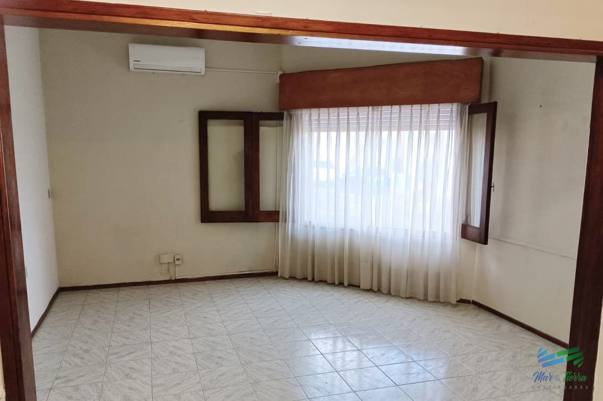SE VENDE CASA EN EL CENTRO DE MINAS, CONSTRUCCIÓN TRADICIONAL, AMPLIA Y LUMINOSA.