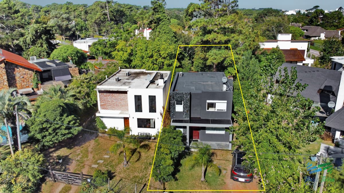 Venta y alquiler anual de casa en Pinares a 200 mts de la playa Mansa - Punta del Este