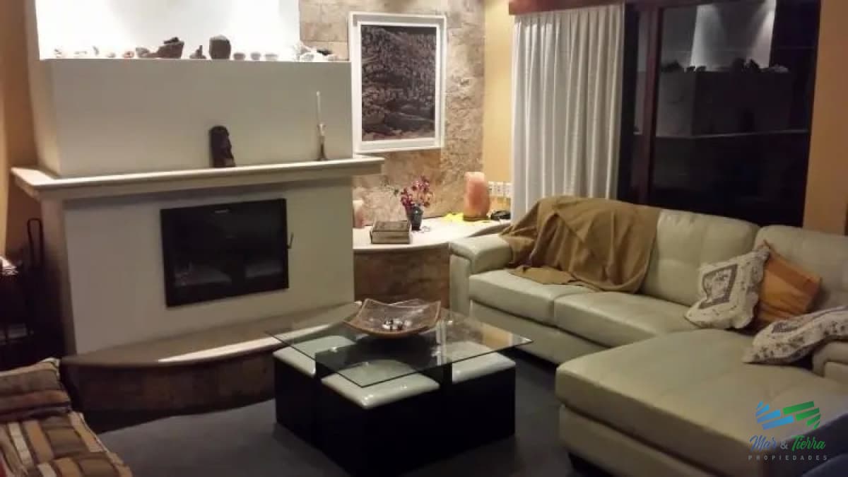 Casa en venta. Cuenta con ambientes amplios, luminosos. A cuadras del mar. Punta del este.