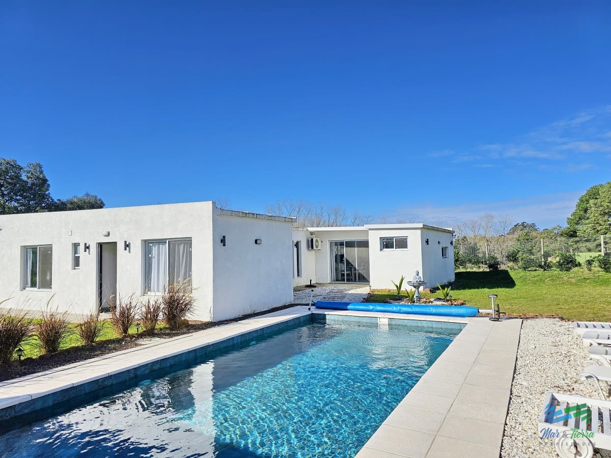VENTA DE CASA, 3 DORMITORIOS, CON PISCINA CLIMATIZADA. MALDONADO, PUNTA DEL ESTE.