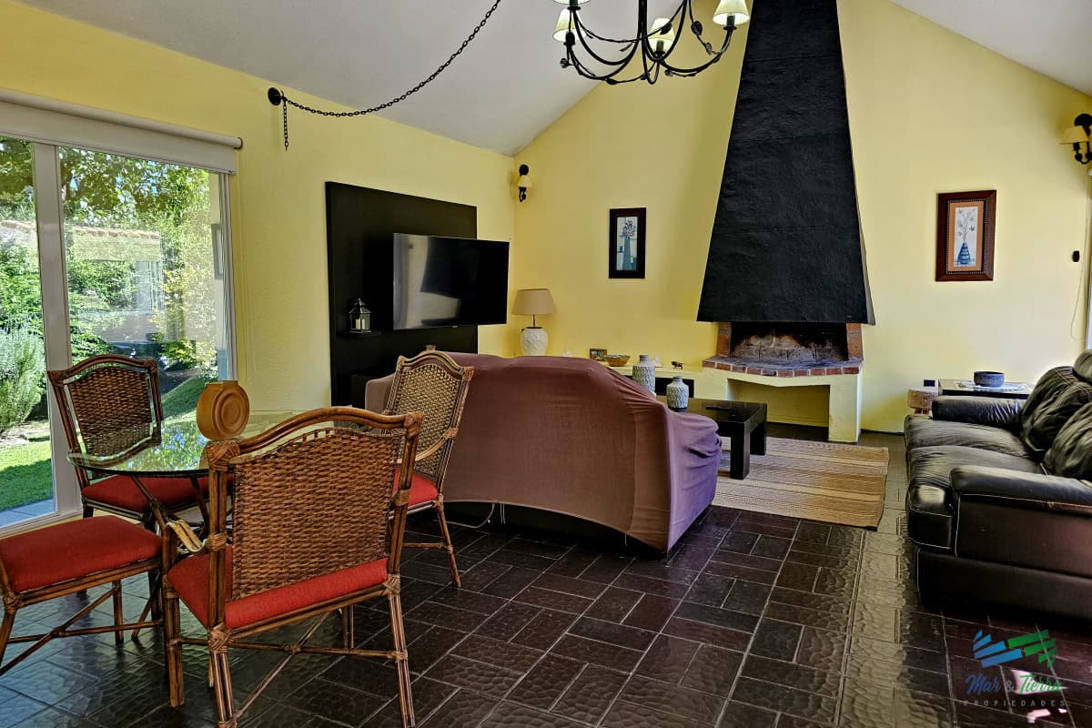 Casa en alquiler de temporada 2026, 4 dormitorios, con piscina climatizada, barbacoa, Punta del este!