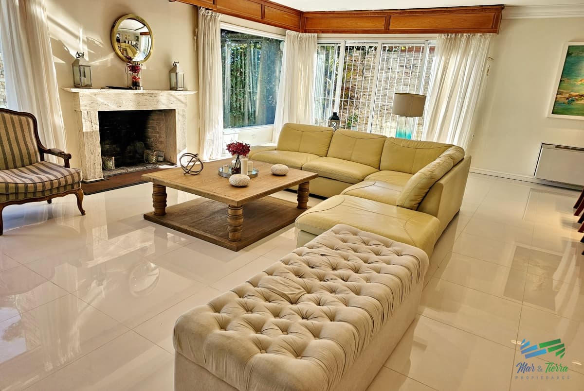 En venta casa de 5 dormitorios con piscina en playa mansa, Punta del Este