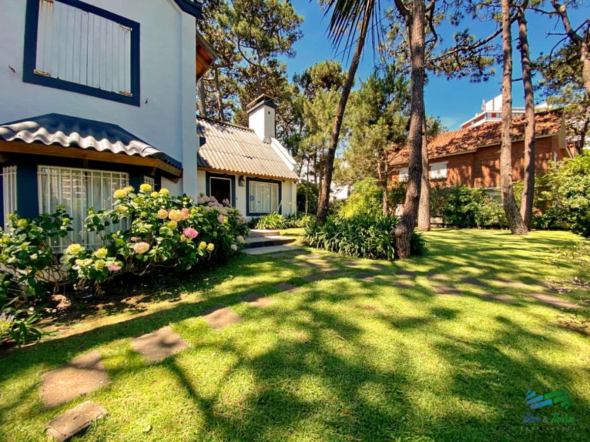 Venta de casa 3 dormitorios en Aidy Grill Punta del este, a pasos de playas Mansa y Brava
