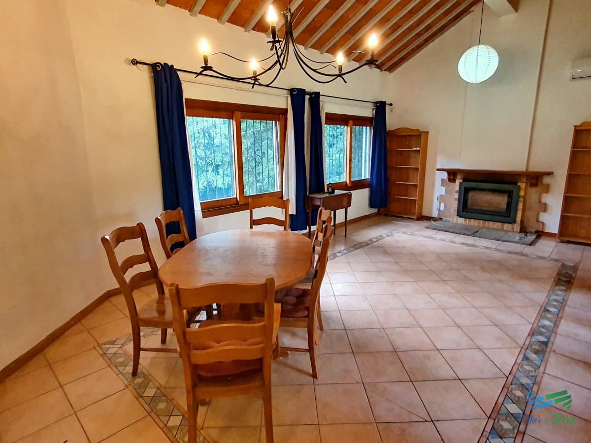 Se alquila anual casa 3 dormitorios con gran terreno en Cantegril, Punta del Este.