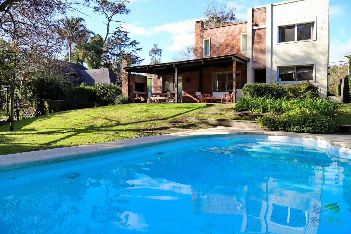 En venta casa 4 dormitorios, con piscina climatizada en Pinares, Punta del Este