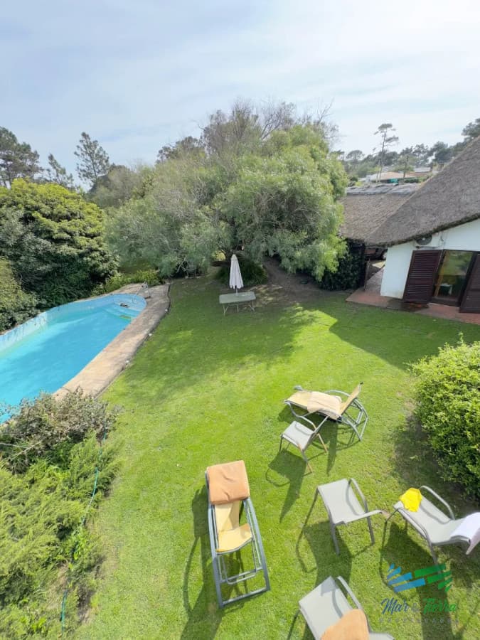 En venta cabaña con gran terreno, piscina y cancha de paddle en Pinares, Punta del Este