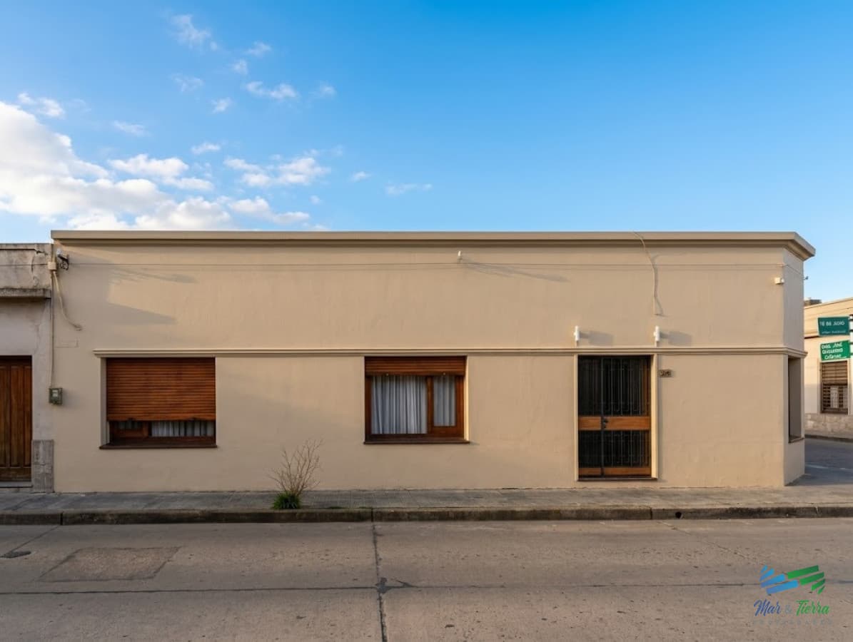 SE VENDE CASA EN EL CENTRO DE MINAS, CONSTRUCCIÓN TRADICIONAL, AMPLIA Y LUMINOSA.