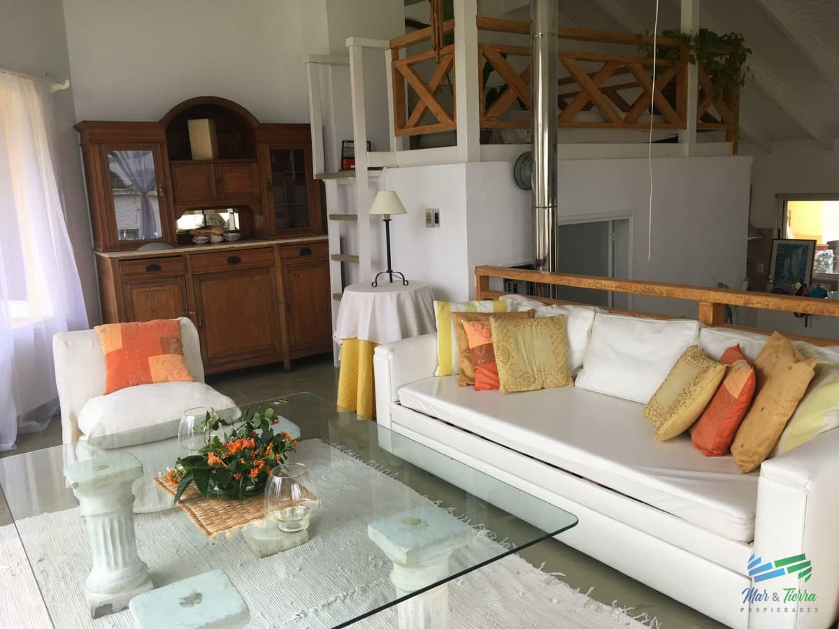VENTA de casa en playa mansa,  casa en zona de Pinares, con vista al mar de 3 dormitorios