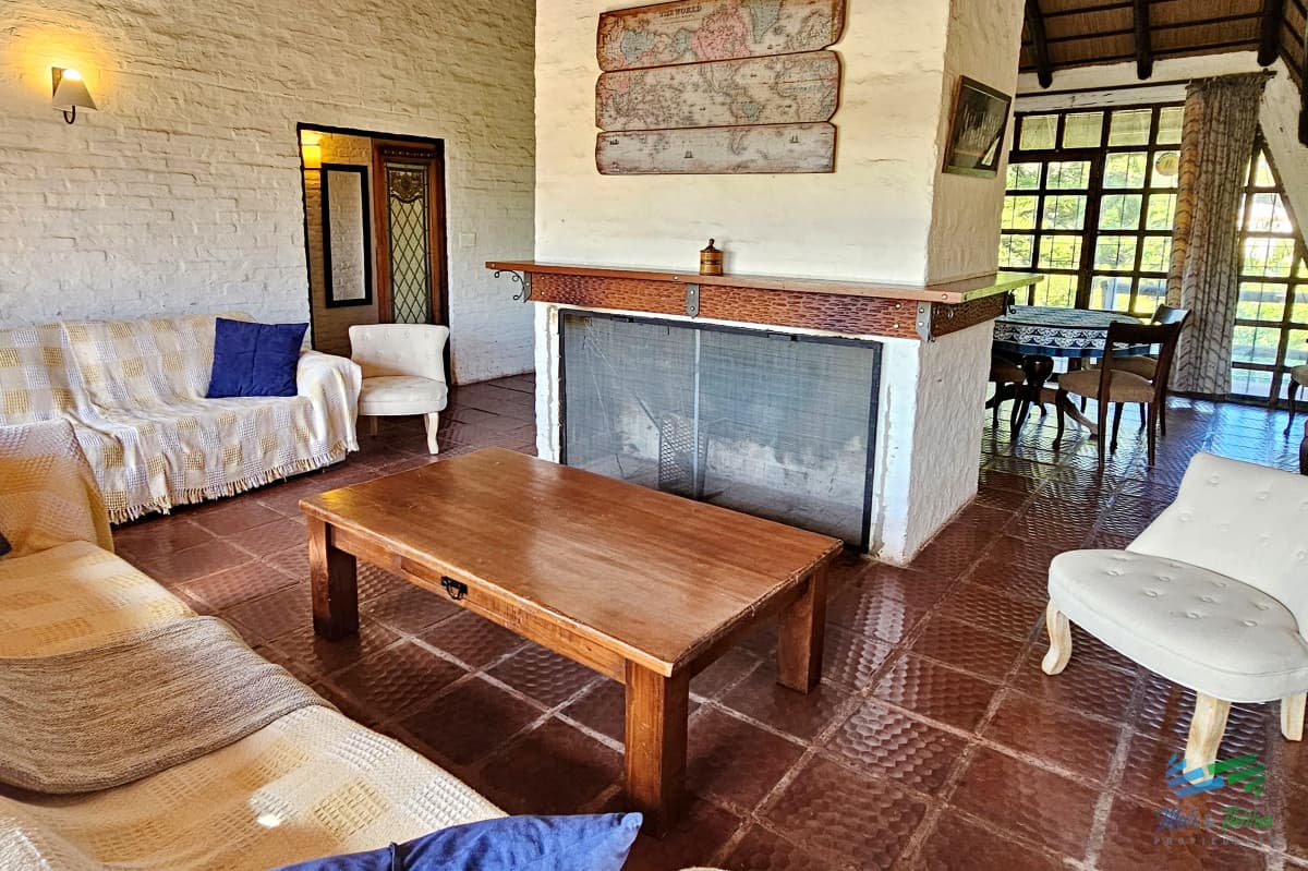 En venta casa 5 dormitorios, piscina, a 1 cuadra de la playa mansa, Pinares, Punta del Este