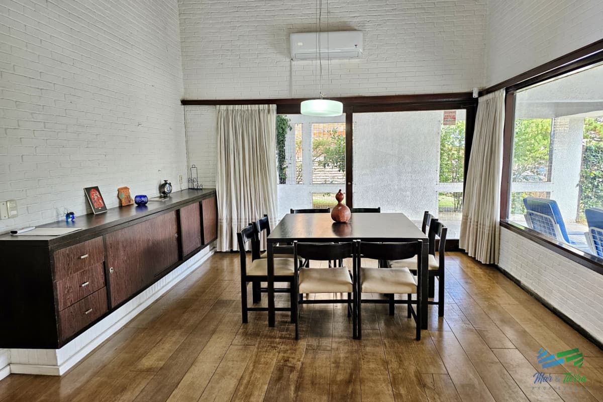 Vendo casa de 4 dormitorios a dos cuadras del mar, playa mansa, Punta del Este