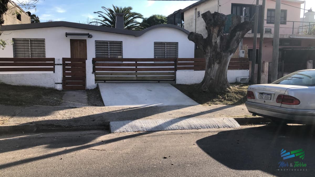 Cómoda, practica y bien ubicada, casa ideal para vivir todo el año a muy buen precio!
