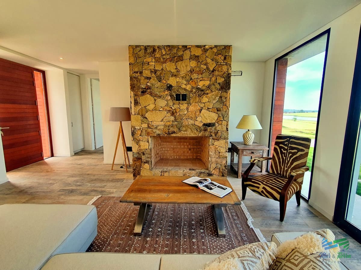 Vendo casa a estrenar, 3 dormitorios en suite, piscina, en barrio privado Laguna de los Cisnes, Laguna del Sauce, Punta del Este