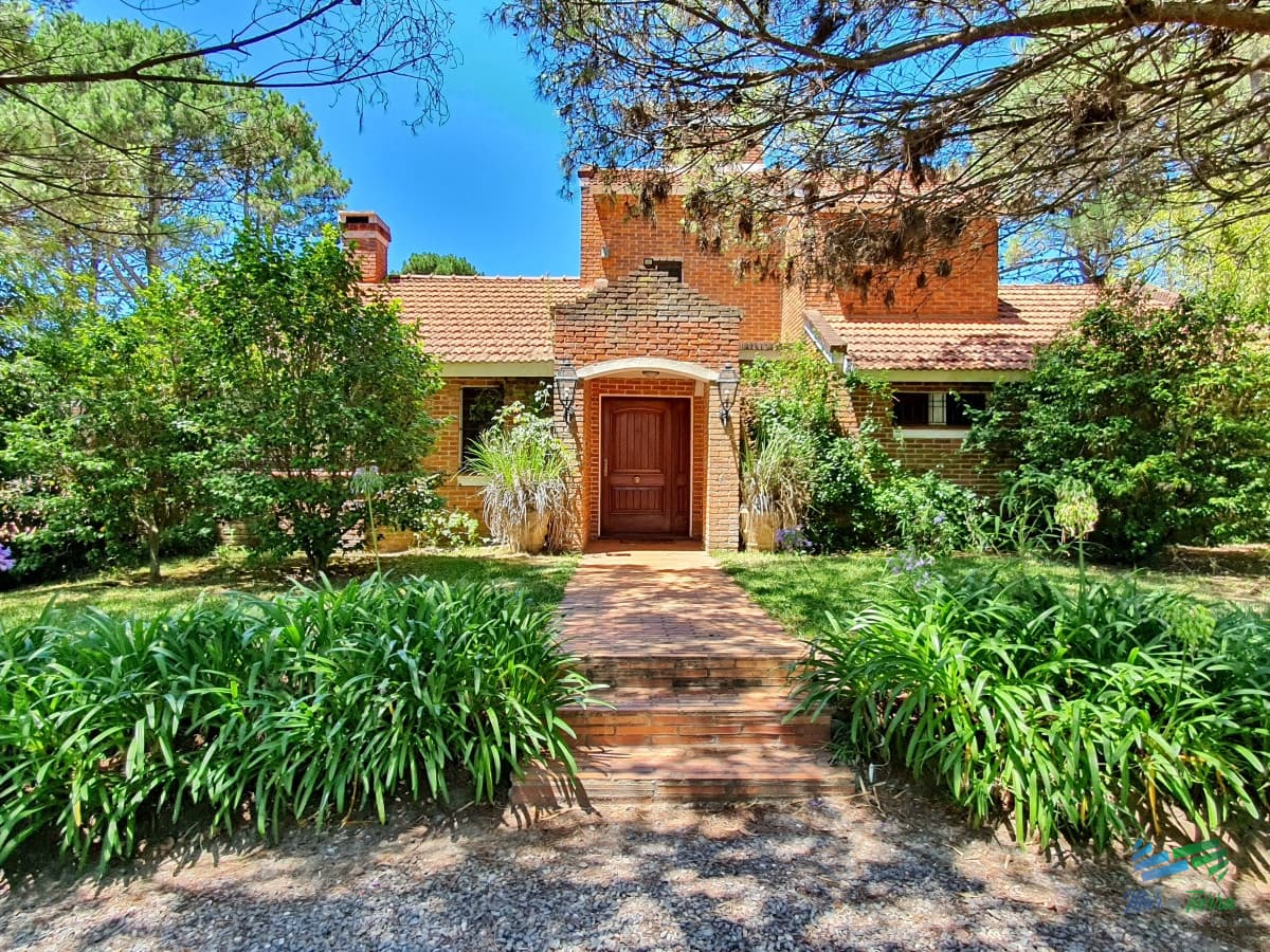 Vendo casa 4 dormitorios, terreno 3.000 m2, piscina, en Brava, Punta del Este