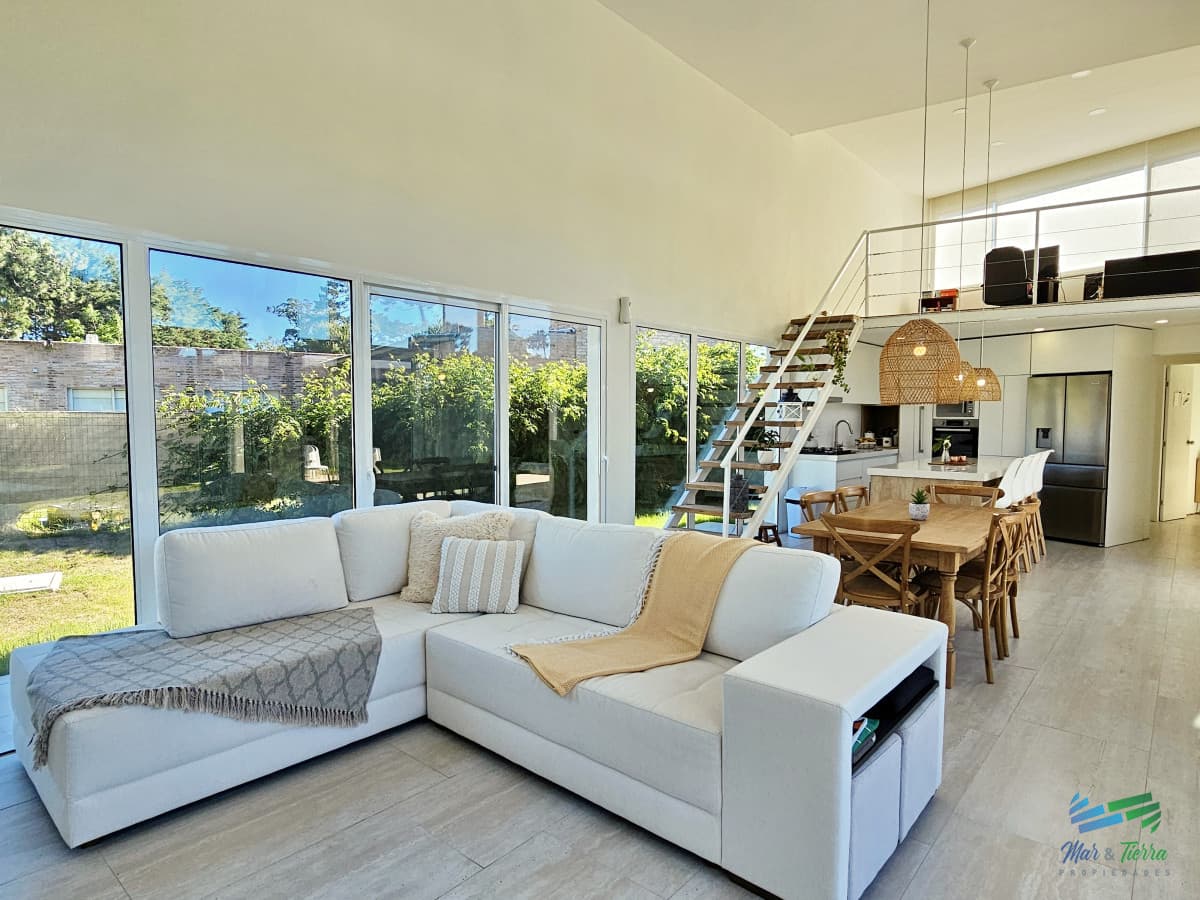 Se alquila casa 4 dormitorios con piscina climatizada en Marly, Punta del Este