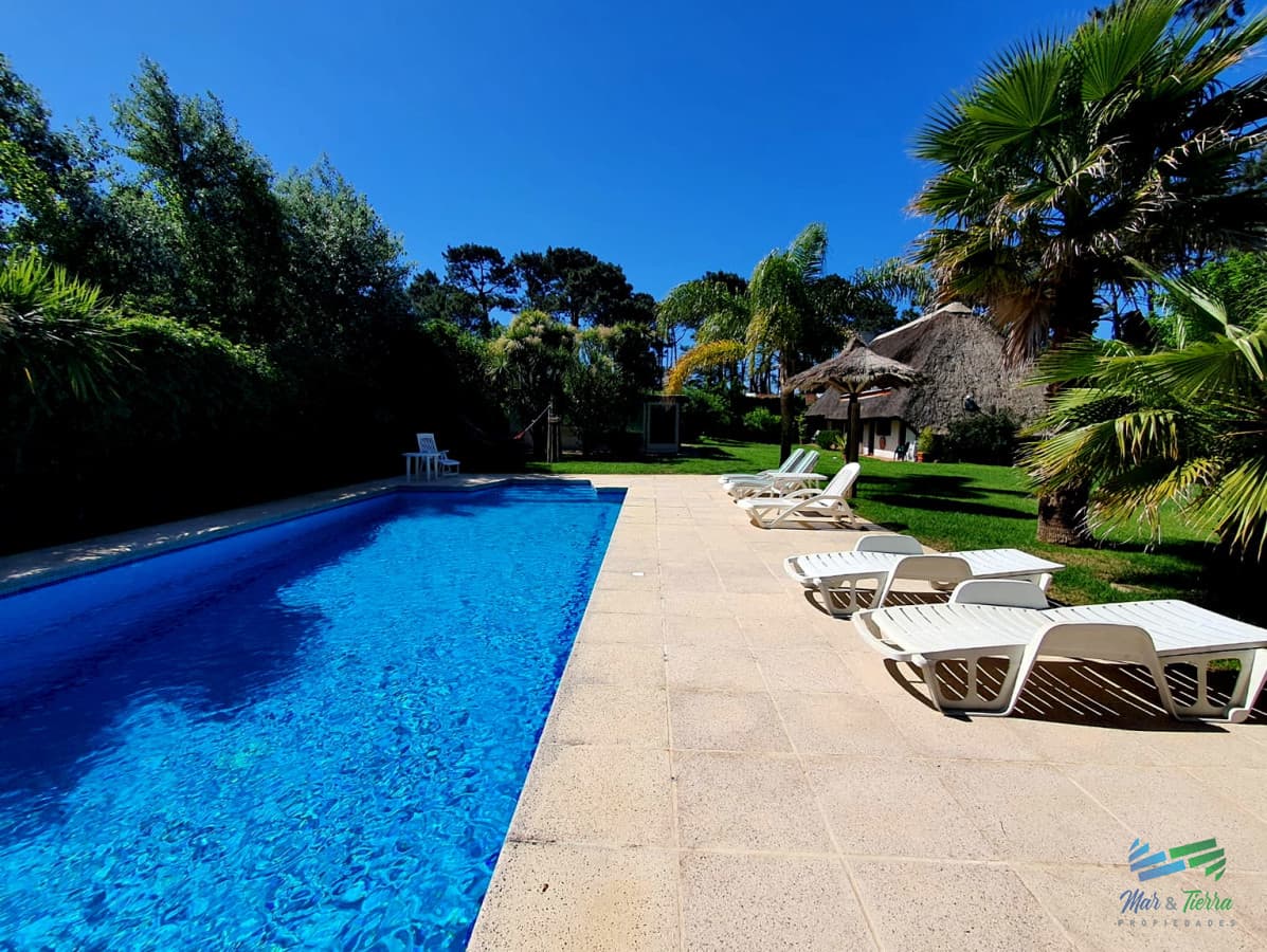 CASA CON GRAN PATIO, PISICNA, TRES DORMITORIOS DISPONIBLE TEMPORADA 2026