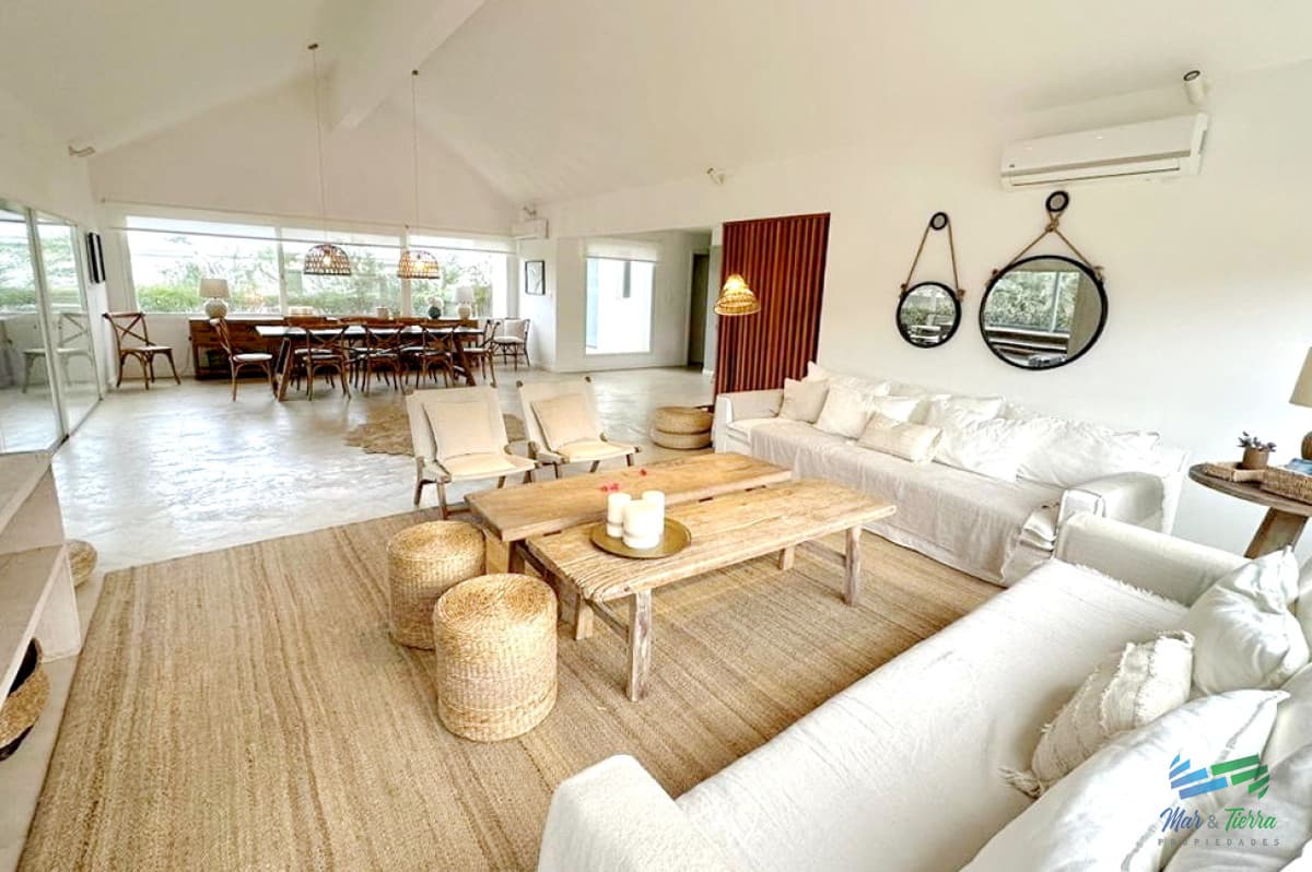 Punta del Este - Alquiler de Verano  Temporada: Exclusiva Residencia de Arquitectura Moderna
