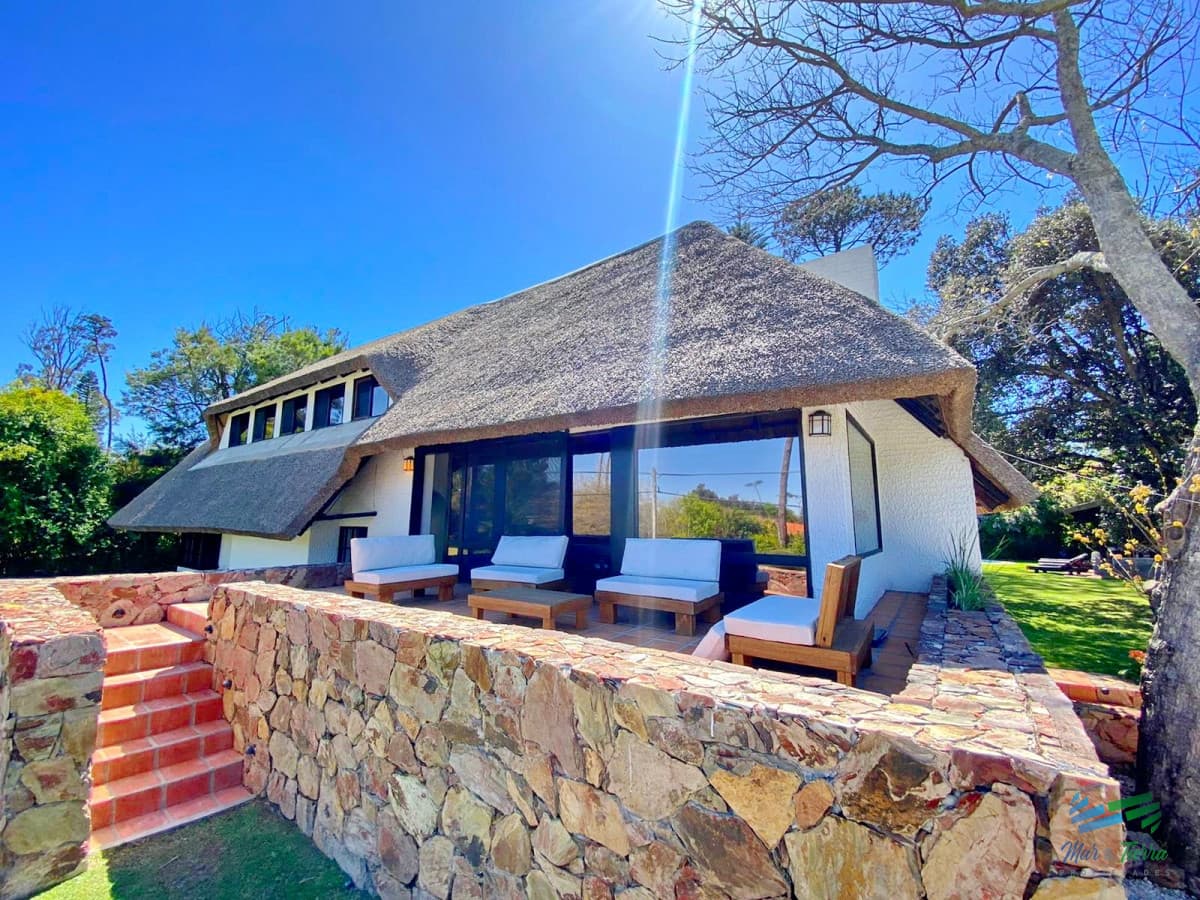 TEMPORADA 2026 GRAN CASA, 4 DORMITORIOS CON PISCINA CLIMATIZADA, PINARES, PUNTA DEL ESTE DISPONIBLE TEMPORADA 2025!!!