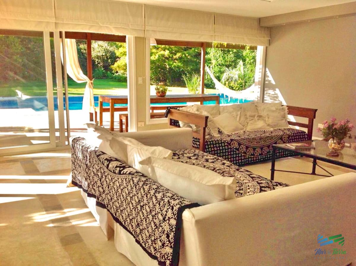 Espectacular residencia en una de las zonas mas cotizadas de Punta del Este, a metros del mar (Playa Brava).