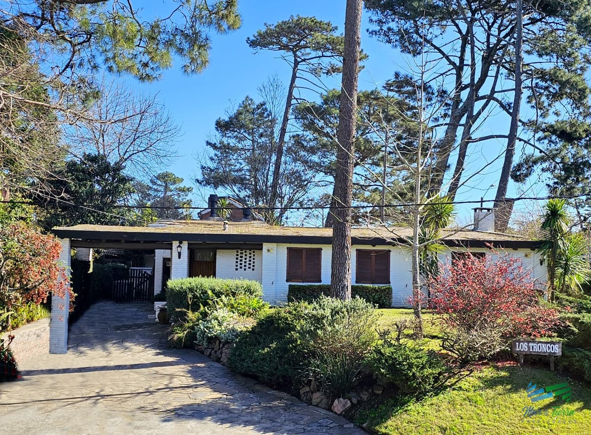 Casa en Pinares, disponible temporada 2026, 3 dormitorios, Patio con parrillero, dormitorio de servicio, excelente ubicación!!