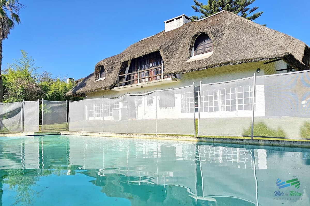 En venta casa 5 dormitorios, piscina, a 1 cuadra de la playa mansa, Pinares, Punta del Este
