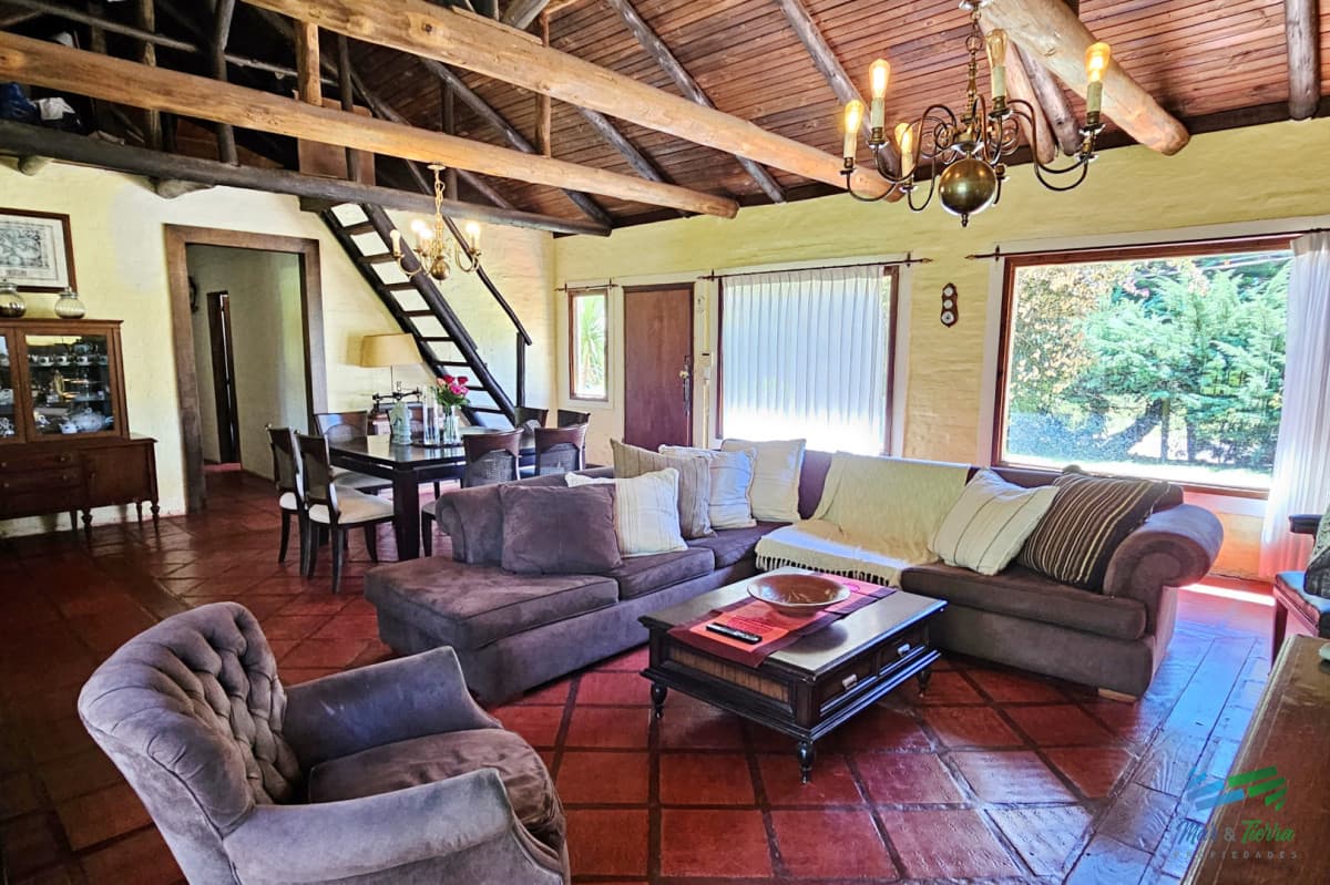 Casa 3 dormitorios en alquiler anual, cerca colegios, Punta del Este.