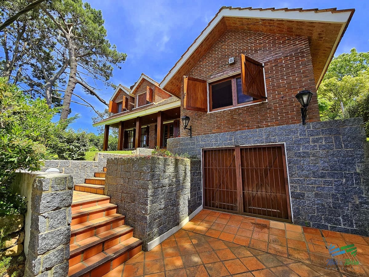 En venta casa de 3 dormitorios con piscina en excelente estado